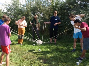 Teilnehmer des Internationalen Jugendcamps, das 2014 in der Sächsischen Schweiz stattfand, testen ihre Teamfähigkeit. / Foto: Archiv Nationalparkverwaltung