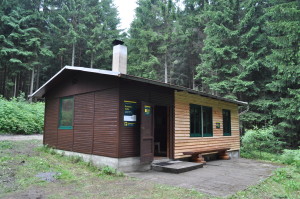 Holzhütte mit qualmendem Schornstein