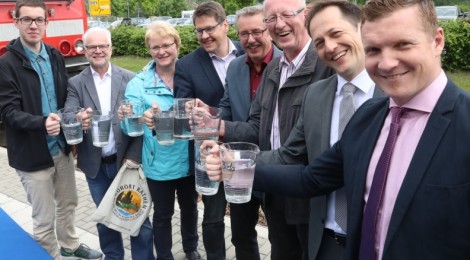 Bürgermeister zeigen Wasserkrüge, die die Namen der Gewässer ihrer Gemeinden tragen, das zum Taufen des neuen IC 2 genommen wird.
