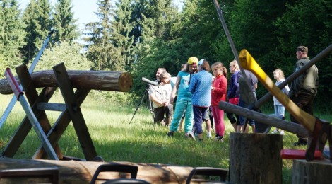 Kinder meistern aktive Herausforderungen bei Waldjugendspielen im Nationalpark
