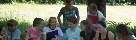 sächsische und bayerische Schüler beim Gedichtevorlesen