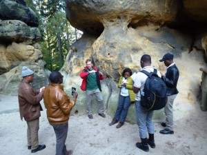 Der geologische Aufbau der Sandsteinfelsen, ihre Empfindlichkeit und das Wegesystem im Nationalpark waren von großem Interesse für fünf Ranger aus dem Banhine Nationalpark in Mosambik. Foto: Tim Bornholdt