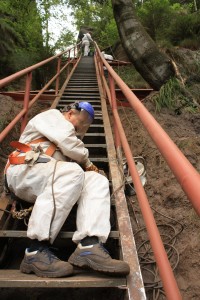 Arbeiter schleift Rost von eienr Stiege im Nationalpark Sächsische Schweiz