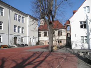 Schulgebäude in der Sonne