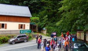Viele Wanderer besuchen die Nationalparkinformationsstelle in Schmilka