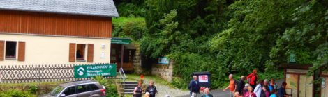 Viele Wanderer besuchen die Nationalparkinformationsstelle in Schmilka