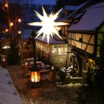 Stimmungsvolle Beleuchtung ist nicht das Einzige, was das 3. Winterdorf in Schmilka zu bieten hat, aber selbst das kann sich schon sehen lassen.
