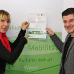 Geschäftsführerin Ulrike Funke und Mobi-Manager Sten Eibenstein freuen sich über die "mobile" Auszeichnung.