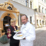 Die Juniorchefin Katja Riedel und Chefkoch Petzold locken ihre Gäste in den idyllischen Innenhof des Romantikhotels.