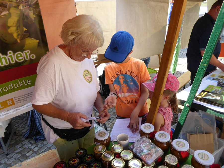 Kinder befragen Renate Tief zu ihren Produkten: "Was ist denn das für eine Suppenwürze, Frau Tief?"