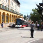 Modern und klimafreundlich unterwegs - die Niederflurstraßenbahn am Traunsee in Österreich