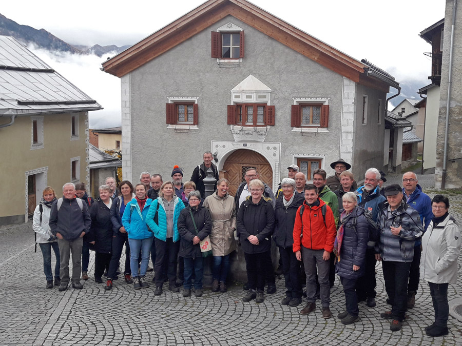 Die Sächsischen Schweizer zu Gast in der großen Schweiz – hier während der Ortsbesichtigung in Guarda im  Oberengadin