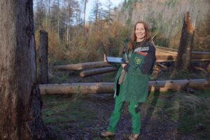 Beke Hielscher ist neue Betriebsleiterin der Nationalparkverwaltung und prüft die Entwicklung des Waldes nachdem zahlreiche Fichten durch den Borkenkäfer zum Absterben gebracht wurden 
