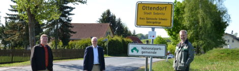 Das neue Schild "Nationalparkgemeinde" steht als Symbol für die engere Zusammenarbeit zwischen Nationalparkverwaltung und dem Sebnitzer Ortseil Ottendorf, der unmittelbar an den Nationalpark grenzt.