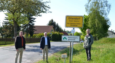 Das neue Schild "Nationalparkgemeinde" steht als Symbol für die engere Zusammenarbeit zwischen Nationalparkverwaltung und dem Sebnitzer Ortseil Ottendorf, der unmittelbar an den Nationalpark grenzt.