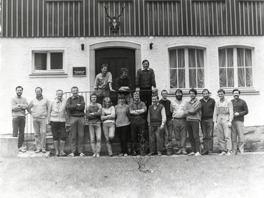 Die erste Nationalparkmannschaft 1990 vor dem "Neuen Zeughaus", welches später abgerissen wurde.