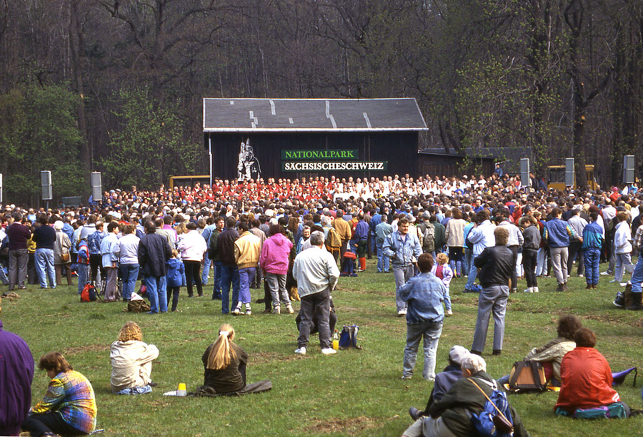 Auf der Wildwiese am Fuße der Schrammsteine fand am 28. April 1991 die offizielle Eröffnungsfeier des Nationalparks Sächsische Schweiz durch den damaligen Ministerpräsidenten Prof. Dr. Kurt Biedenkopf statt.