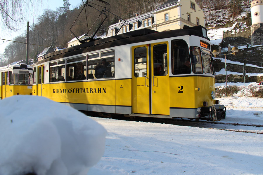 Die historischen Wagen erwarten auch im Winter mitfahrende Gäste mit Gesichtsschutz bitte. Noch ist der dazugehörige Schnee nicht in Sicht