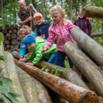 Spielend lernen: Im Walderlebnisgelände "Waldhusche" vergeht ein Familien-Tag mit viel Spaß und Bewegung an frischer Luft wie im Flug.