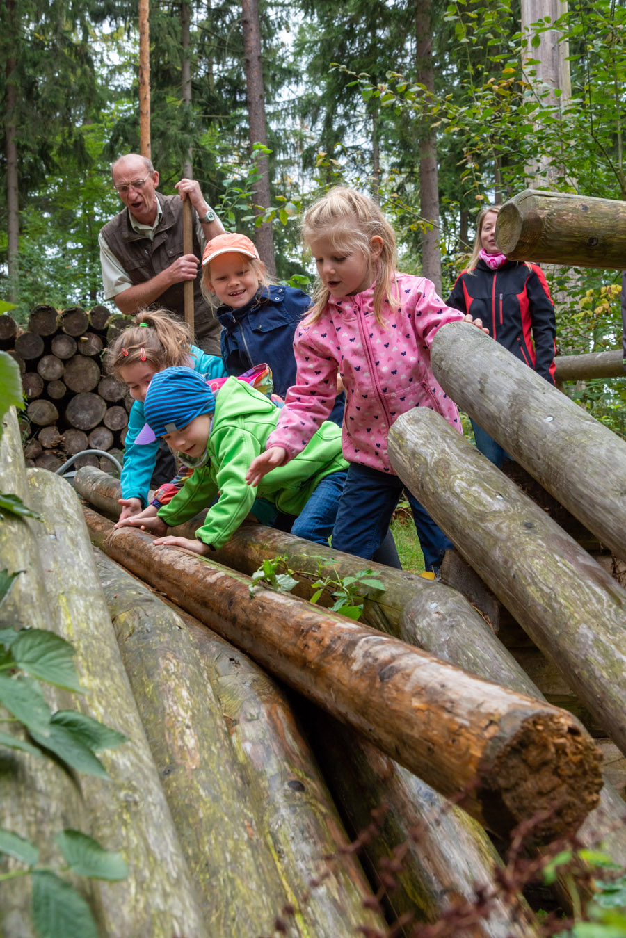 Spielend lernen: Im Walderlebnisgelände "Waldhusche" vergeht ein Familien-Tag mit viel Spaß und Bewegung an frischer Luft wie im Flug.  