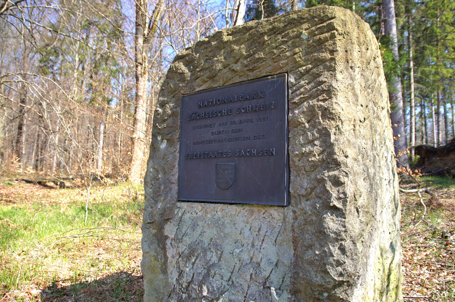 Inzwischen steht der Gedenkstein auch 30 Jahre fast unbeobachtet am Waldrand unter den Schrammsteinen.
