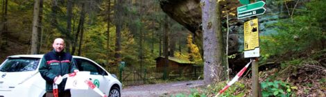 BU: Foto: Archiv Nationalparkverwaltung, Hanspeter Mayr Eine Woche nach Sturm Ignatz konnte die Nationalparkverwaltung alle Rettungswege wie hier am Wenzelweg wieder freischneiden, so dass Lothar Andrä und seine Kollegen von der Nationalparkwacht die Absperrungen an den Eingängen in den Nationalpark wieder entfernen können. Es ist aber weiterhin Vorsicht beim Wandern geboten, denn nach wie vor können nach dem Sturm jederzeit hängengebliebene Äste oder Baumspitzen unvermittelt abstürzen oder instabile Bäume umbrechen und Wanderer erheblich verletzen.