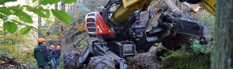 Foto: Hanspeter Mayr Dieser Schreitbagger ist gegen Aufprallkräfte von 17 to geschützt, so dass er auch im Bereich der unpassierbaren Wege im Nationalpark arbeiten kann. Bürgermeister, Gastwirte, Wegewart und Mitarbeiter des Nationalparks Böhmische Schweiz konnten sich von der sicheren und den guten Arbeitsergebnissen des Spezialgeräts überzeugen.