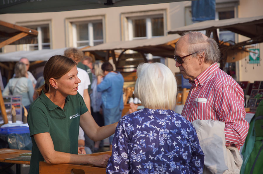 Catja Geyer gab beim letzten Naturmarkt in Stadt Wehlen gerne fachkundige Hinweise an die Gäste weiter.