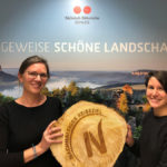 Ganz im Sinne der Nachhaltigkeit erfolgte die Amtsübergabe von Yvonne Bethage (li.) an Luisa Adlkofer per Holzscheibe im Dezember 2021.