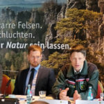 Am 17. Mai tagte das sächsische Kabinett im Nationalpark Sächsische Schweiz. Umweltminister Wolfram Günther (l.), Ministerpräsident Michael Kretschmer (2.v.l.) stellten sich anschließend mit den Nationalparkleitern Ulf Zimmermann (2.v.r.) und Pavel Benda (r.) den Fragen der Journalisten.