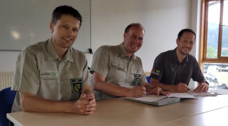 Der Bürgermeister der Stadt Bad Schandau, Thomas Kunack (rechts), unterschrieb heute mit Landesforstpräsident Utz Hempfling (Mitte) im Beisein von Nationalparkleiter Ulf Zimmermann die Verwaltungsvereinbarung.