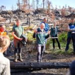 Umweltminister Wolfram Günther informiert sich im Nationalpark Sächsische Schweiz über den Zustand der vom Waldbrand betroffenen Flächen. Foto: SMEKUL / Marko Förster