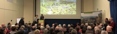 Foto: M. Pussak Vor vollem Saal hat der Leiter des inzwischen 52 Jahre alten Nationalparks Bayerischer Wald Dr. Franz Leibl aufgezeigt, wie erfolgreich die Strategie „Natur Natur sein lassen“ sein kann und ermutigt, auch in unserem Nationalpark auf die natürliche Entwicklung der Wälder zu vertrauen.