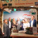 Am Stand der Sächsischen Schweiz – Gruppenfoto anlässlich des Messerundgangs u. a. mit Regina und Katja Riedel vom Hotel Deutsches Haus – Partner von „Gutes von hier.“