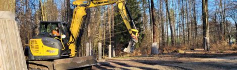 Foto: Hp. Mayr An der Ziegenrückenstraße zwischen Hocksteinschänke und Waltersdorf sind die Baumaßnahmen für den Bau des ersten Löschwasserbehälters der Stadt Hohnstein im Nationalpark angelaufen.
