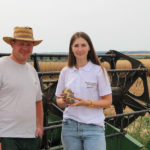 Frank Schober und Nicole Arko bei der Ernte
