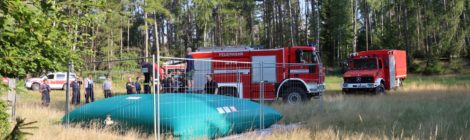 Freiwillige Feuerwehren aus vier Orten der Nationalparkregion halfen am Mittwoch der Nationalparkverwaltung Sächsische Schweiz, um die zweite von drei mobilen Löschwasserbehältern mit 20.000 Liter Wasser im Nationalpark zu befüllen.