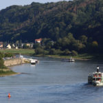 Der Abenddampfer kurz vor dem Erreichen des Elbkais in Bad Schandau. Die historischen Dampfer haben einen festen Platz im touristischen Angebot der Sächsischen Schweiz.