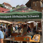 Der Naturmarkt wird seit 1997 von der Nationalparkverwaltung, der Stadt sowie der Kirchgemeinde Stadt Wehlen organisiert.