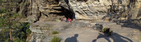 Foto: Archiv Nationalparkverwaltung Vom 1. Februar bis zum 15. Juni sind zum Schutz der Natur alle Boofen im Nationalpark Sächsische Schweiz gesperrt. Das Übernachten in der Natur – ob im Freien oder im Zelt – ist im Nationalpark grundsätzlich ganzjährig untersagt. Ausnahme ist das Freiübernachten in den 58 zugelassenen Boofen, soweit dies im Zusammenhang mit dem Klettersport geschieht. Der Nationalpark Sächsische Schweiz ist der einzige Nationalpark in Deutschland, in dem diese eingeschränkte Form der Freiübernachtung erlaubt ist.